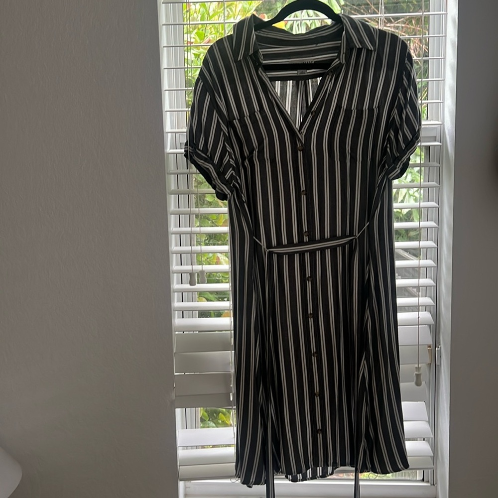 Super cute Button down option tie dress EUC
